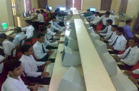 Seth Gyaniram Bansidhar Podar College: Courses, Contact Details, Facilities