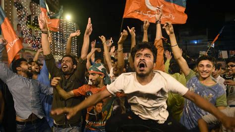 Pakistan Election 2018: PTI supporters throng streets in celebration ...