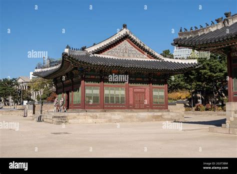 Deoksugung Palace Buildings Stock Photo - Alamy