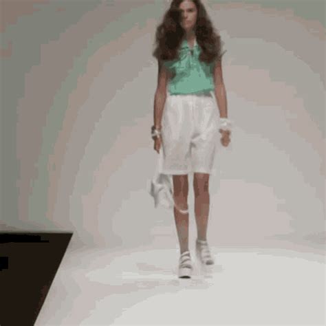 Fashion Fail Fashion Failing GIF - Fashion Fail Fashion Failing Catwalk ...