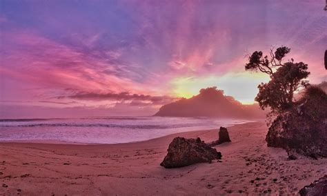 The best sunrise I've ever seen. New Chums Beach, NZ. : r/backpacking