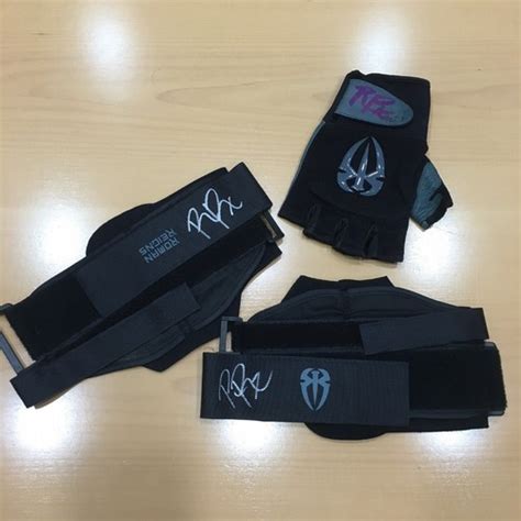 Roman Reigns WORN & SIGNED Glove & Wristband Set (Smackdown - 08/18/15) | WWE Auction