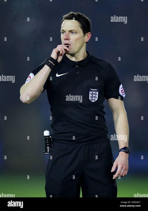 Referee Darren England Stock Photo - Alamy