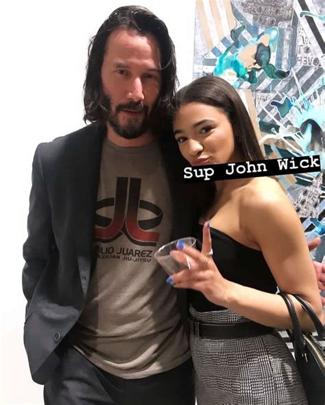 Keanu Reeves Doesn’t Touch People When Taking Pictures And It’s Too Pure For This World (5 Pics ...