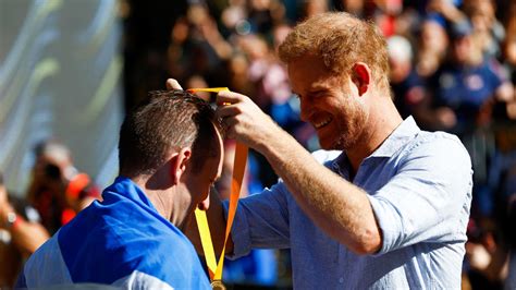 Prince Harry enjoys birthday with Meghan in Invictus Games crowds | UK ...