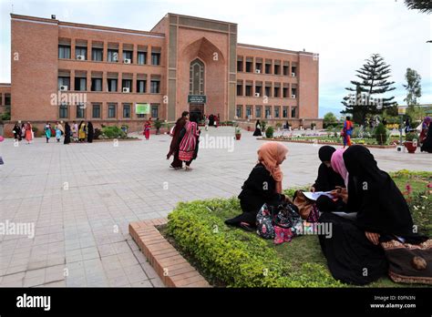 Students of the International Islamic University, Female Campus ...