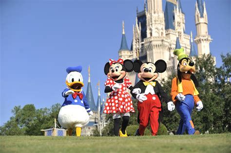 Mickey, Minnie, Donald and Goofy in front of Cinderella's Castle © Disney | Run to the Magic