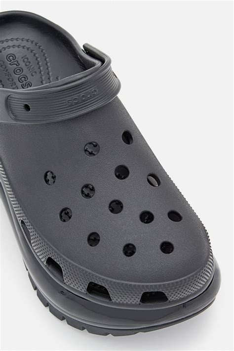 CLASSIC MEGA CRUSH CLOG RUBBER SANDALS for Women - Crocs | Biffi