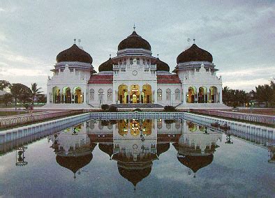 File:Banda Aceh's Grand Mosque, Indonesia.jpg - Wikimedia Commons