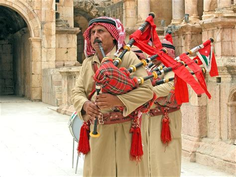 Jordanian folklore band playing bagpipes in Jerash | Cornemuses, Jordanie, Théâtre romain