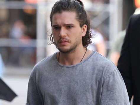 Kit Harrington se confie sur la thérapie qu'il a suivi à cause de Game of Thrones : "Je me ...