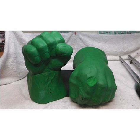 2 Incredible Hulk Foam hands/ 2003 with sound