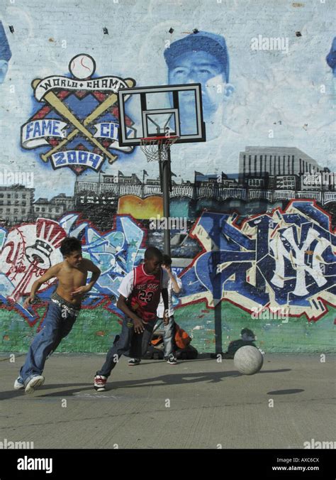 Basketball hoop and graffiti hi-res stock photography and images - Alamy