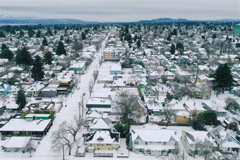 Snow in Portland: Urban skiing & sledging for groceries