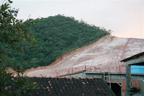 File:Hillside deforestation in Rio de Janeiro.jpg - Wikipedia