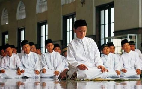 Hukum melakukan sholat berjamaah adalah... - Ilmu Santri