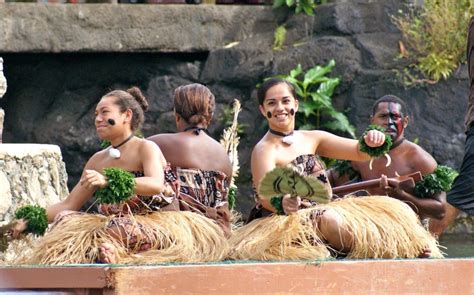 Fijian sitting dance (Meke) Polynesian Dance, Polynesian Culture, Fiji Islands, Cook Islands ...