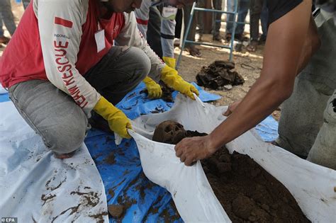 Mass grave containing HUNDREDS of Boxing Day tsunami victims is unearthed in Indonesia | Daily ...