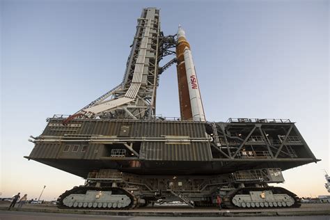 NASA’s moon rocket heads back to the launchpad | eKathimerini.com