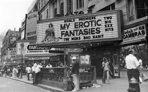 42nd Street theaters in 1977 - Times Square, NYC. (Photo by Boris Spremo) : r/TheWayWeWere