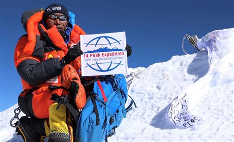 Mount Everest Summit / Two Climbers Return To Everest To Snapchat The ...