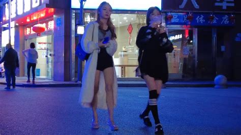 天气冷了，酒吧街上帅哥美女们穿起了秋衣长裤 | Wuxi Chinese Girls on Bar Streets. Nightlife, 中国街景 - 280 - YouTube