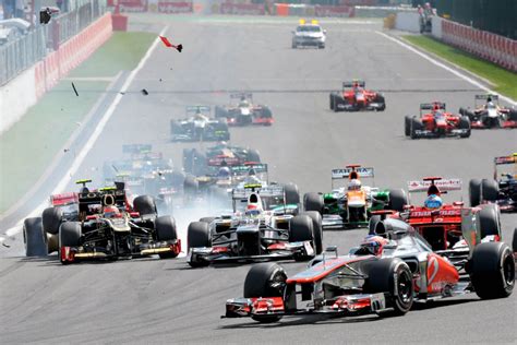 Lewis Hamilton crash at the Belgium Formula One Grand Prix - Mirror Online