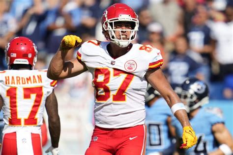 Travis Kelce's 'Stanky Leg' touchdown dance draws mixed reviews during ...