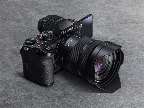 Panasonic S5 is a full-frame photo/video monster in a compact body