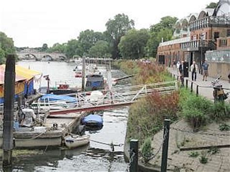 Wandelen langs het Thames Path National Trail. Het langeafstandspad in Engeland tussen Greenwich ...