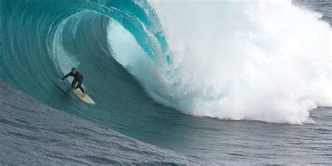 Surfing Sessions: Mega swell lights up The Right, video