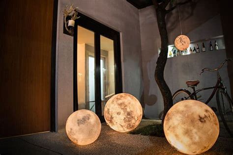 With This Stunning 'Luna Lamp' You Can Bring The Moon Straight Into Your Home!