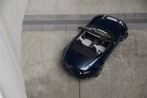 The MX-5 Miata’s new 2021 color scheme evokes one of the most exclusive ...