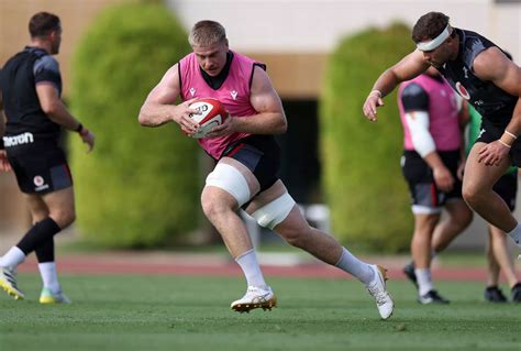 Pictures show Wales rugby players sweltering in 'incredibly tough' 40°C ...