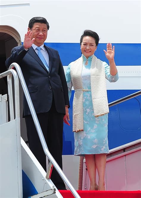 Peng Liyuan Belts Her Scarves | First Lady of China Peng Liyuan Style ...