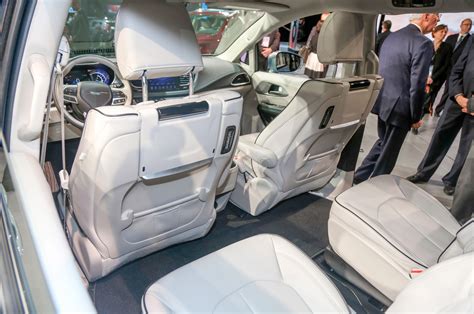 2017-Chrysler-Pacifica-Hybrid-rear-interior-seats - Motor Trend en Español