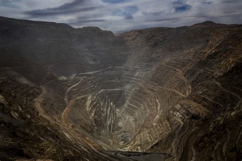 Machines Replace a Third of Workforce at Giant Copper Mine - Bloomberg