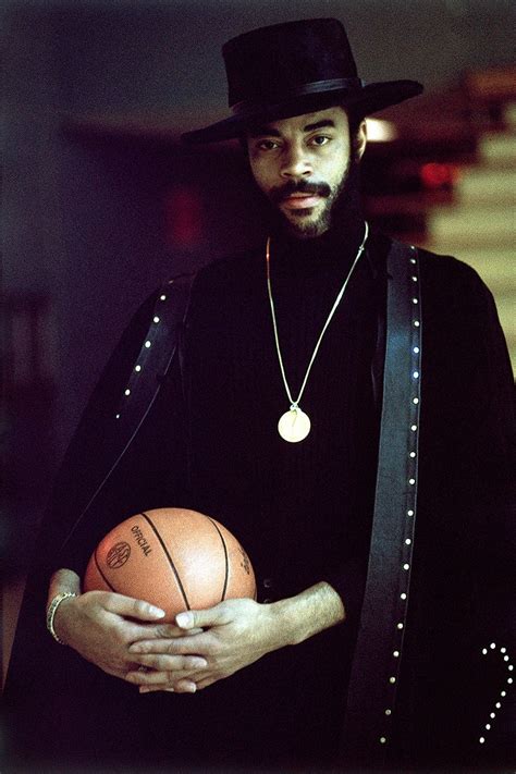 Get the Supercool Seventies Look of Basketball Legend Walt Frazier | Vogue