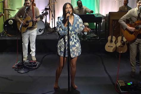 Kacey Musgraves Performs Barefoot on “Saturday Night Live, ”Rocks 2 ...