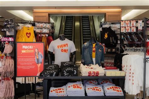 Alum collaborates with USC Bookstore on clothing line - Daily Trojan