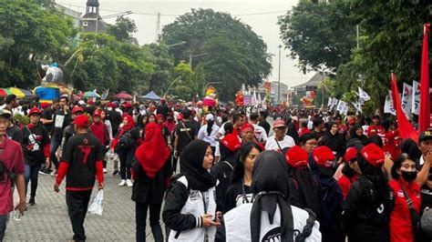 Kampanye Akbar di Solo, Ganjar Pranowo Dikalungi Stetoskop dan Toga oleh Warga - Tribunjabar.id