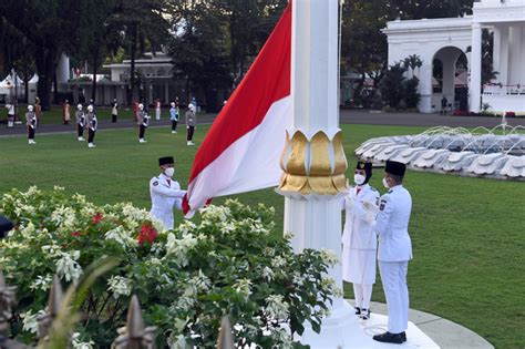 Penurunan Sang Merah Putih Tutup Rangkaian Upacara HUT ke-75 Kemerdekaan RI di Istana - Suara ...