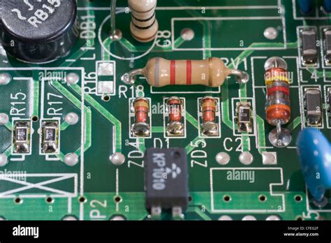 Elektronisches Bauelement Widerstand neben Dioden und andere Elektronik ...