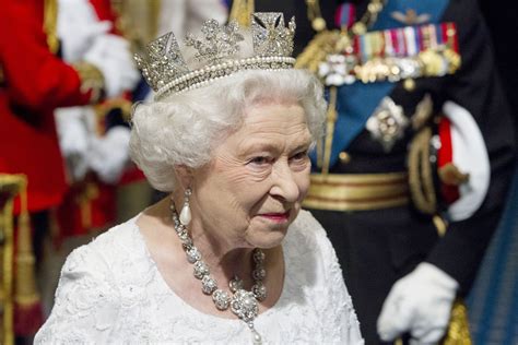 Queen Elizabeth’s Tiaras: Photos and History of her Most Lavish Tiaras ...