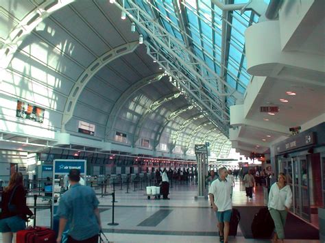 File:International airport toronto pearson.jpg - Wikimedia Commons