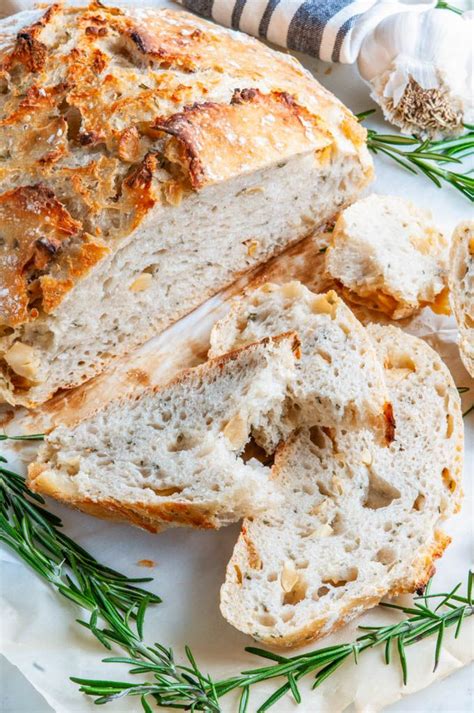 No Knead Rosemary Garlic Bread - Easy, homemade artisan bread with ...