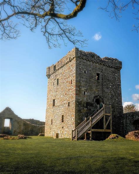 Scottish Castles | 🏰🏴󠁧󠁢󠁳󠁣󠁴󠁿 on Instagram: “Presents- Loch Leven Castle, Scotland 🏴󠁧󠁢󠁳󠁣󠁴󠁿 Loch ...