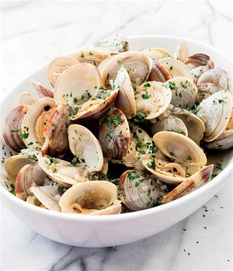 Clams Steamed in White Wine - Daily Mediterranean Diet