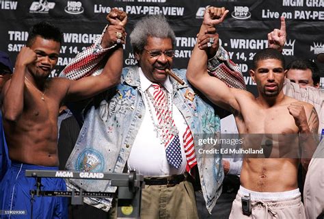 Felix "Tito" Trinidad and Ronald "Winky" Wright pose with promoter ...