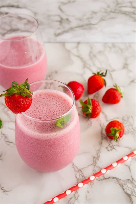 This Simple Strawberry Smoothie with mint comes together in minutes and ...